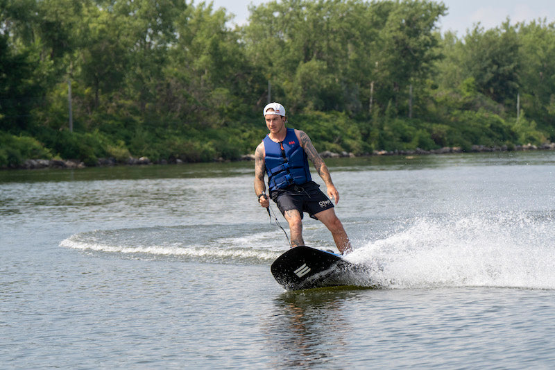 Sébastien-toutant-sur-planche-de-surf-électrique-race-x-e-surf-sport