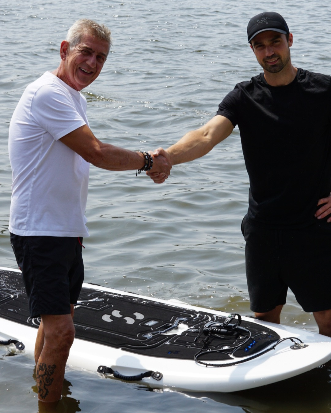 Homme dans la soixantaine avec planche de surf électrique modèle EZ sur l'eau